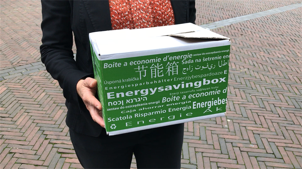  Een energiebox met producten voor inwoners om op energieverbruik te besparen 